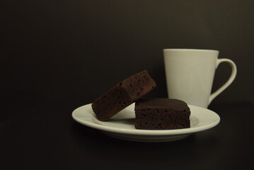 Brownie de chocolate en plato blanco