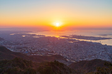 掬星台から眺める日の出の風景（右手に見えるのが六甲アイランド、大阪湾を挟んで神戸から大阪までの市街地が広がっています）　神戸市灘区摩耶ロープウェイ星の駅にて