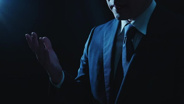 身振り手振りで話をしている男性