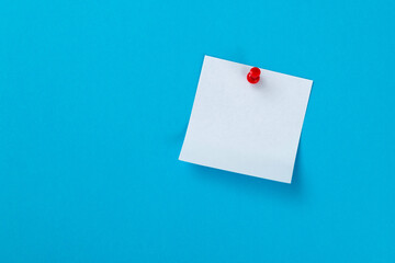 Blank sticky note on blue background
