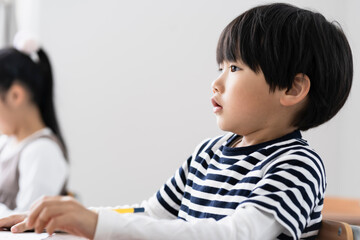 勉強する日本人小学生の男の子