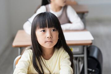 勉強する日本人小学生の女の子