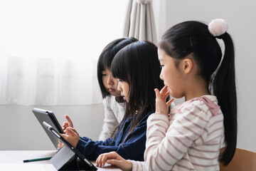 タブレットPCを見る日本人小学生