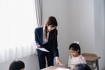 女性教師の授業をうける日本人小学生の女の子