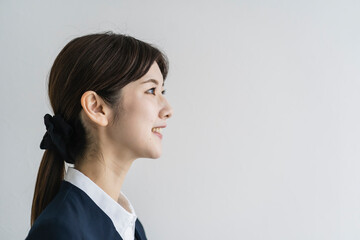 微笑む日本人女性の横顔