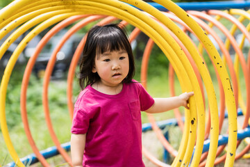 公園の遊具で遊ぶ日本人の女の子
