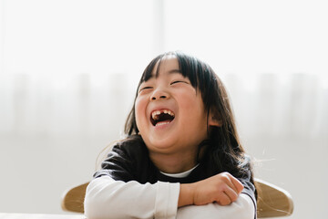 笑顔の日本人の女の子