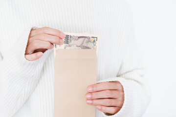 封筒からお金を出す手元