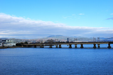 Fototapeta na wymiar 瀬田川を渡る橋と湖西の山