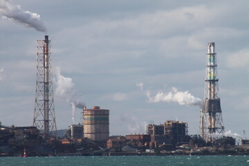 海の向こうの工業地域