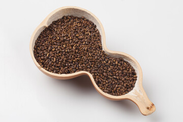 The seeds of kyeolmyeong tea are used as medicine for headaches and constipation, lowering the liver, brightening the eyes
 결명차의 씨. 간열(肝熱)을 내리고 눈을 밝게 하며 두통, 변비에 약재로 쓴다