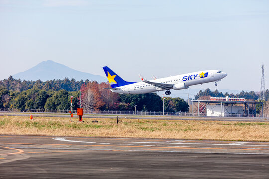 茨城空港を離陸するスカイマーク・エアラインの飛行機