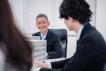 オフィスで働くミドルマネジメントの男性