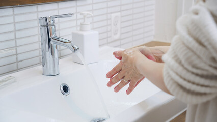 手を洗う女性 © metamorworks