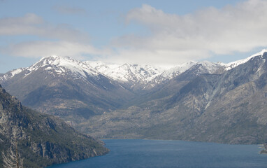 Fototapeta na wymiar panoramic view of epuyen lake with mountains of the andes of