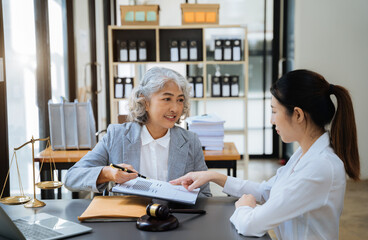 Obraz premium Teamwork of business lawyer meeting working hard about legal legislation in courtroom to help their customer.