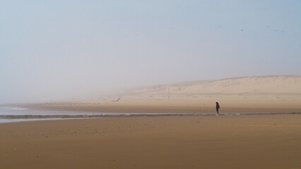 Coucher de soleil brumeux sur la plage de Moliets-et-Mâa, en période hivernale