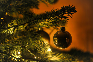 Weihnachtsbaum mit Weihnachtsbaumkugel und Lichterkette (X-mas)