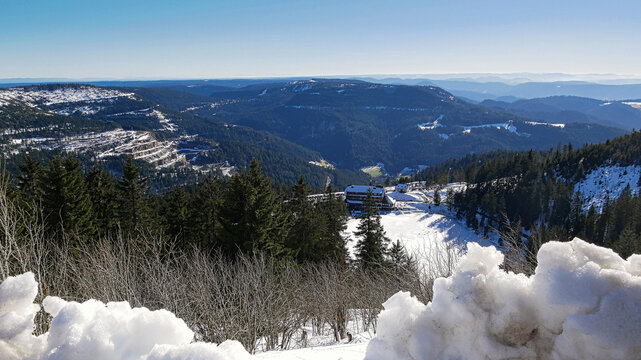 Blick auf den Mummelsee und die umliegenden Schwarzwaldh&ouml;hen