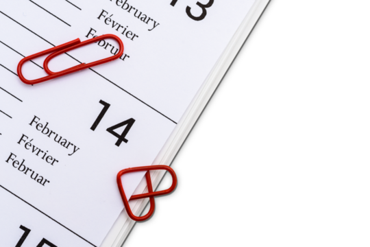 Herzförmige rote Büroklammer mit weiterer Büroklammern auf Kalender mit transparentem Hintergrund - Powered by Adobe