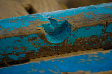 Macro di un pezzo di legno dipinto di azzurro, recuperato sulla spiaggia, portato dal mare in tempesta