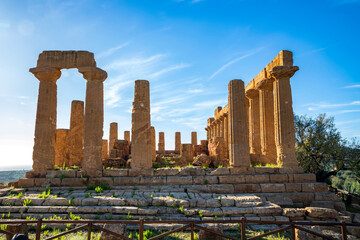 The greek temple of Juno in the Valley of the Temples, Agrigento, Italy. - obrazy, fototapety, plakaty