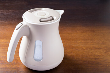 	ベージュ系の電気ケトル｜右スペース