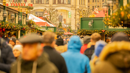 Verschwommene oder unscharfe Menschenmenge auf dem Weihnachtsmarkt vor dem Hamburger Rathaus