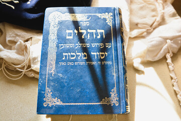 Psalms in Hebrew jewish pslam used for pray Translate for the gold latter 