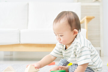 家で積み木で遊ぶ赤ちゃん