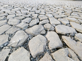 河原に並ぶ岩石