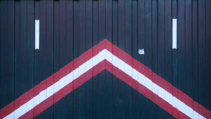 Líneas en puerta metálica de garage con diseño retro