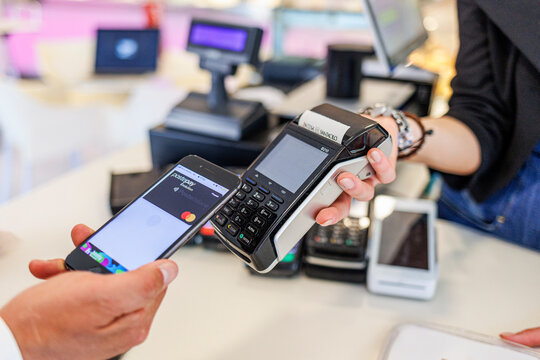 dettaglio di un pagamento con carta di credito elettronica attraverso il proprio telefono cellulare