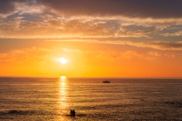 Naklejka premium view at sunrise or sunset in sea with nice beach , surf , calm water and beautiful clouds on a background of a sea landscape