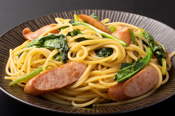 ほうれん草とウィンナーのパスタ　(バター醤油)