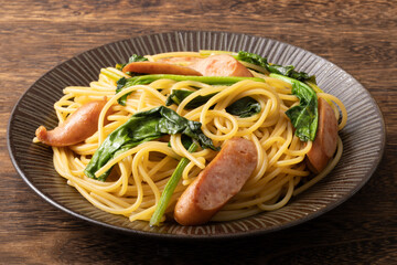 ほうれん草とウィンナーのパスタ　(バター醤油)