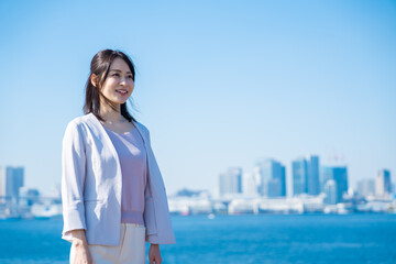 外の空気を吸ってリフレッシュするビジネスウーマン