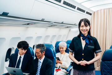 機内で働くキャビンアテンダント
