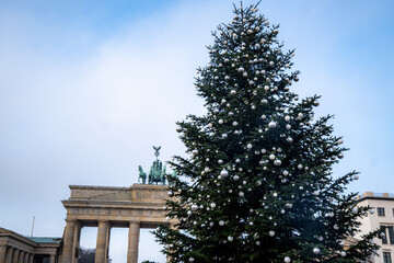 Gigantischer Weihnachtsbaum mit silbernen Kugeln in Berlin, Deutschland mit dem Brandenburger Tor...