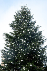 Gigantischer Weihnachtsbaum mit silbernen Kugeln in Berlin, Deutschland