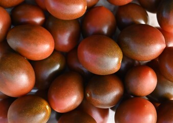 Fondo con detalle y textura de varios tomates con tonos rojos y verdes