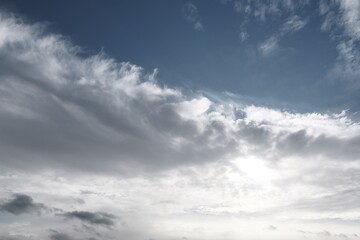 Obraz premium Dramatische Wolken als Hintergrund am farbigen Himmel