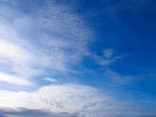 Naklejka na ściany i meble Dramatische Wolken als Hintergrund am farbigen Himmel