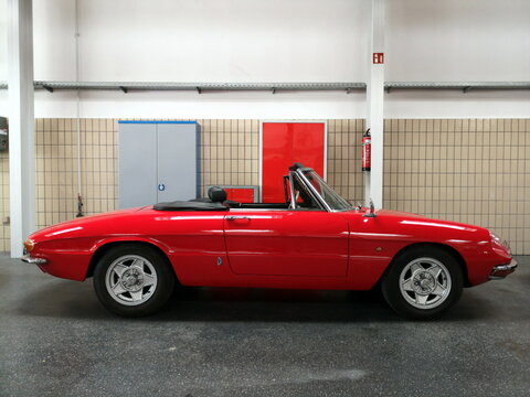 Alfa Romeo Spider der Sechziger Jahre in Rot in der Lackiererei am 23.06.2019 beim Oldtimertreffen am Oldtimer-Park Lippe in Lage bei Detmold in Ostwestfalen-Lippe