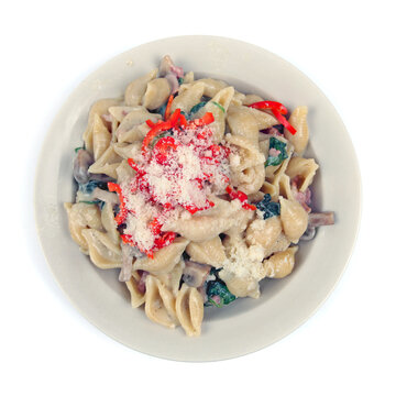 Mini-Conchiglie mit Baconstreifen und Babyspinat
