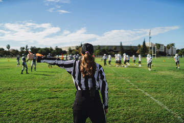 Mujer arbitro en partido de futbol americano 