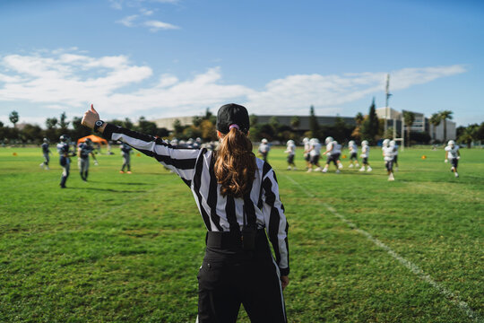 Mujer arbitro en partido de futbol americano 