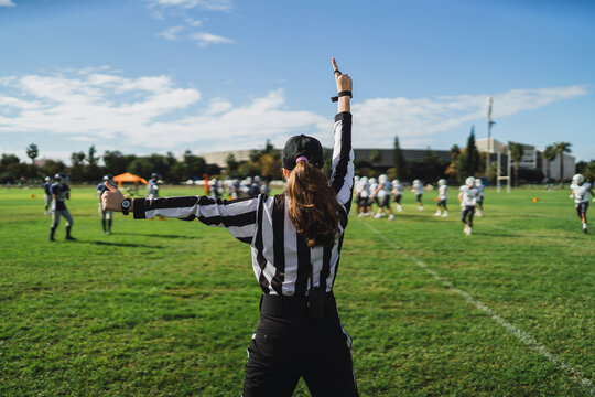 Mujer arbitro en partido de futbol americano 