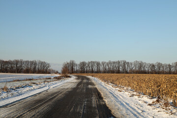 Obraz premium Countryside road in snowy winter