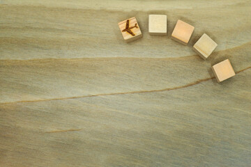 飛行機のアイコンがカーブを描いている様子の木目フレーム